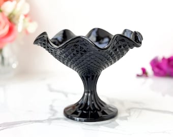 Bol con base de cristal prensado negro y borde ondulado de Davidson Sowerby, estilo Art Déco.