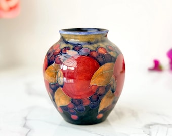 Jarrón Moorcroft Art Nouveau con tubo de granada forrado c.1920