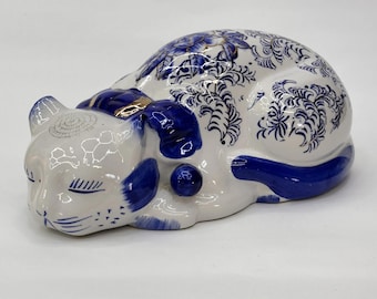 Vintage Blue & White Ceramic Sleeping Cat Figurine Gold Chinoiserie Floral 23cm
