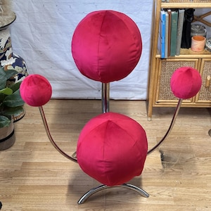 Alan Eagle Solar System-stoel rood fluweel en chroom postmodern orbitaal ontwerp