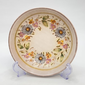 Plato de pared de cerámica vintage italiana con relieve floral pintado a mano, arte popular.
