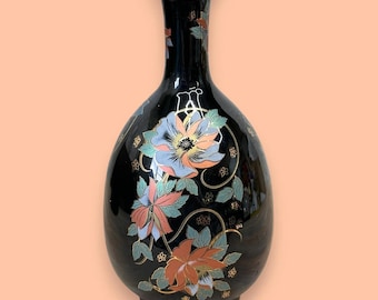 日本製の花瓶 手描き・手作り 質感のある黒 花柄 コレクター向け陶器