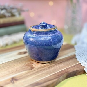 Tarro de cerámica vintage con tapa de Judy Johnson Studio Pottery, color azul.
