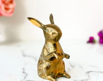 Figura de conejo de latón vintage con textura, decoración de bosque de mediados de siglo.