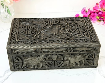 Caja antigua de madera tallada con detalles de bestias mitológicas, estilo victoriano.