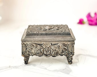 Caja de baratijas de metal vintage con forro de terciopelo y diseño de rosa ornamentada