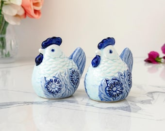 Salero y pimentero de cerámica vintage azul y blanca con forma de gallina y diseño floral