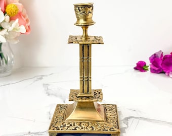 Candelabro de latón fundido ornamentado, portavelas de pilar llamativo, estilo vintage.