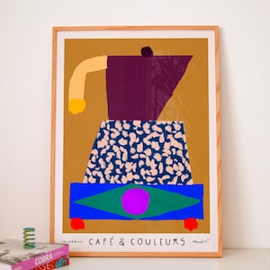 Lamina artística con ilustración de cafetera italiana colorida y minimalistas con fondo color ocre, ideal para decorar cocina o salon