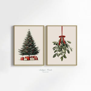 Pode incluir: Duas impressões emolduradas com tema natalino. Uma apresenta uma árvore de Natal decorada com presentes. A outra mostra visco amarrado com uma fita vermelha. O texto "Antique Prints Collection" está na parte inferior.