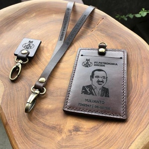 Modelo 5 - Porta credencial vertical de cuero con grabado (1 cara): credencial personalizada, etiqueta con nombre, porta credencial, logotipo personalizado gratis, nombre