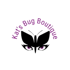 Puede incluir: Un logotipo morado con el texto "Kat's Bug Boutique" en un c&iacute;rculo alrededor de una mariposa negra con ojos morados.