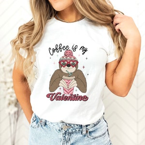 Il caffè è il mio San Valentino I Maglione di San Valentino I Camicia di San Valentino I Felpa da donna I Bradipo carino