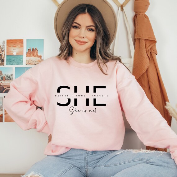 SHE Builds, Owns, Invests She is Me Unisex-Sweatshirt I Frauenpower
