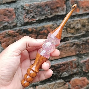 Handmade Glitter Resin Crochet Hook: Rosewood Handle, Ergonomic Grip