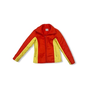 Könnte beinhalten: Eine rote und gelbe gesteppte Jacke mit Reißverschluss. Die Jacke hat einen Stehkragen und lange Ärmel.
