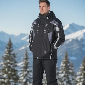 Puede incluir: Conjunto de chaqueta y pantalón de invierno negros y grises. La chaqueta presenta detalles blancos, capucha y cremallera. El pantalón es negro liso. El fondo muestra montañas nevadas y árboles de hoja perenne.