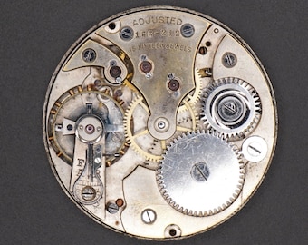 Mouvement de montre vintage « Empire Lever ». Complet, fonctionne mais ressort principal cassé. Bon Personnel, Ressort De Cheveux, Bijou De Table. Impossible à définir.