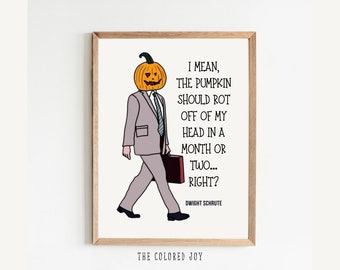 Puede incluir: Una descarga digital imprimible de una ilustración divertida de un personaje del programa de televisión The Office. El personaje lleva un traje y tiene una calabaza por cabeza. El texto dice "Quiero decir, la calabaza debería pudrirse de mi cabeza en un mes o dos... ¿verdad?" y "Dwight Schrute".