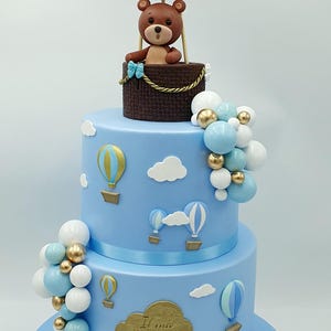 Torta scenografica Nascita/Battesimo in gomma eva con decorazioni in porcellana fredda, carta e palline. Tema orsetto in mongolfiera.