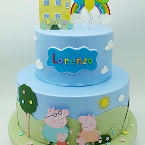 Tarta escenográfica falsa con temática de Peppa Pig para cumpleaños u otros eventos, en goma eva y cartón.