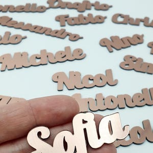 Marque-places Noms en acrylique miroir or rose, disponible dans d'autres couleurs : or, argent.