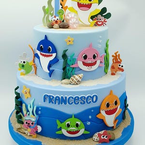 Torta scenografica finta Baby Shark Compleanno in gomma eva e carta a 2 piani più vassoio.