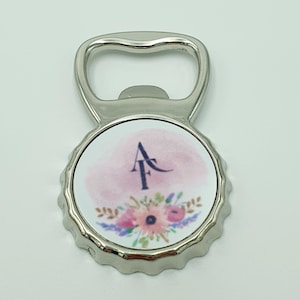 Apribottiglie in metallo con calamita sul retro, personalizzabile per Matrimonio, Comunione, Battesimo, Nascita e ogni occasione speciale.