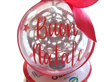 Boule de Noël artisanale avec napperon au crochet et personnalisation vinyle