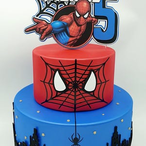 Torta scenografica finta Spiderman/Uomo Ragno per Compleanno in gomma eva e carta a 2 piani con led. Cake topper Spiderman.