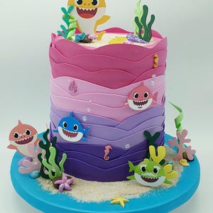 Torta scenografica finta Baby Shark rosa, lilla, viola a onde in gomma eva e carta per compleanno