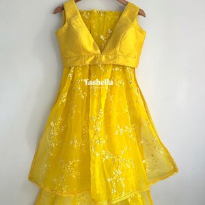 Gelber Organza Saree mit floraler Stickerei, indischer Hochzeits Sari, indische Kleidung