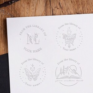 Grabador en relieve personalizado de la biblioteca de libros De la biblioteca de libros Pertenece a Ex Libris Regalo para amantes de los libros