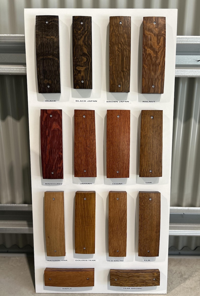 K&ouml;nnte beinhalten: Eine Holzbeizfarbkarte mit 12 verschiedenen Holzbeizfarben. Die Farben sind mit ihren Namen beschriftet: Schwarz, Schwarz Japan, Braun Japan, Nussbaum, Mahagoni, Jarrah, Zeder, Eiche, Natur Eiche, Goldener Teak, Altbaltisch, Ulme, Ahorn und Teakbraun.