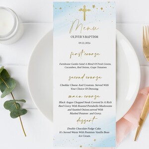 Könnte beinhalten: Ein blauer und weißer Aquarellhintergrund mit goldenen Sternen und einem goldenen Kreuz. Der Text "Menu" ist in goldener Schrift geschrieben. Der Text "Oliver's Baptism" ist in Gold geschrieben. Das Datum "09.21.2024" ist in Gold geschrieben. Die Speisekarte enthält folgende Gänge: Vorspeise, Hauptspeise, Hauptgericht und Dessert. Die Speisekartenpunkte sind in goldener Schrift geschrieben.
