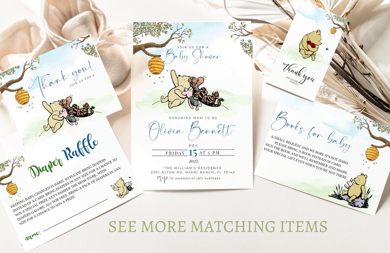 Puede incluir: Conjunto de invitaciones para baby shower con tem&aacute;tica de Winnie de Pooh en colores azul y verde. El conjunto incluye una tarjeta de agradecimiento, una tarjeta de rifa de pa&ntilde;ales, una tarjeta de solicitud de libros y una invitaci&oacute;n para baby shower. Las tarjetas presentan a Winnie de Pooh, Piglet y Tigger.