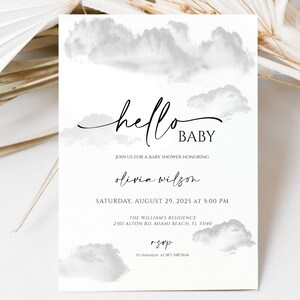 Può includere: Un invito per un baby shower con un design di nuvole ad acquerello. Il testo "hello BABY" è in elegante scrittura, con i dettagli dell'evento sottostanti. L'invito ha un design leggero e arioso.