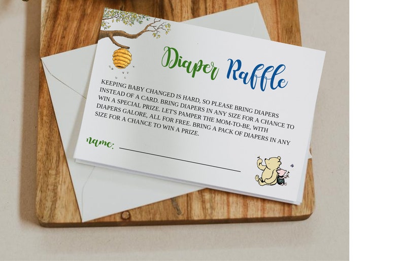Puede incluir: Una tarjeta blanca con una ilustraci&oacute;n de Winnie de Pooh y Piglet. La tarjeta dice "Diaper Raffle" y tiene instrucciones para que los invitados traigan pa&ntilde;ales en lugar de una tarjeta. La tarjeta tambi&eacute;n tiene una l&iacute;nea para que los invitados escriban su nombre.