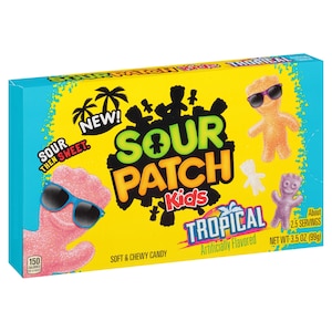 Può includere: Una scatola di caramelle Sour Patch Kids al gusto tropicale. La scatola è gialla con un cartone animato di un Sour Patch Kid con occhiali da sole. Il testo sulla scatola recita "Sour Patch Kids Tropical" e "Soft & Chewy Candy".