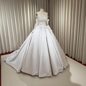 Abnehmbares Spitzen-Langarm-Satin-Korsett baskische Taillenhochzeits-Ballkleid mit Schleife | Viktoria