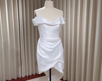 Vestido de novia corto minimalista con corsé de satén y hombros descubiertos / Valentina