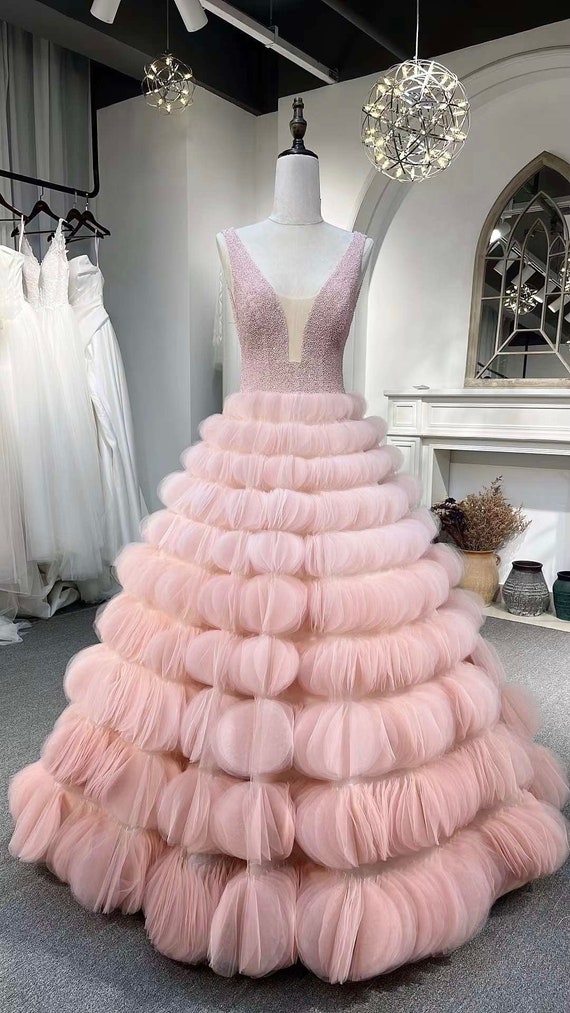 H M Designer Studio - Our beautiful #HMBride @salonikalra looks  breathtakingly gorgeous and divine in HM's signature-designed princess ball  gown! #hmdesignerstudio #chandnichowk • 𝐂𝐨𝐧𝐧𝐞𝐜𝐭 𝐰𝐢𝐭𝐡 𝐨𝐮𝐫  𝐡𝐞𝐥𝐩𝐝𝐞𝐬𝐤 𝐨𝐯𝐞𝐫 ...