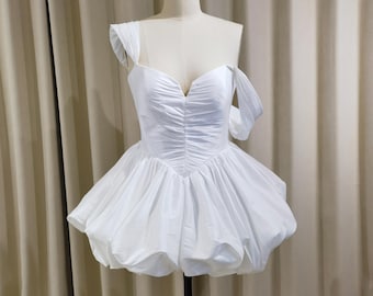 Vestido de novia corto minimalista de tafetán con hombros descubiertos y bajo abullonado / Tabitha