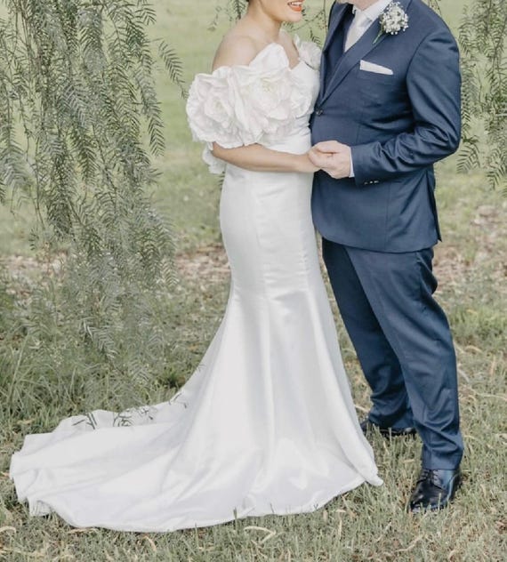 Off Shoulder Taffeta Mermaid Wedding Dress with 3D Handmade Flowers
