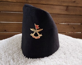 Kalo Topi nepalí con pin de firma Nepal y Khukuri