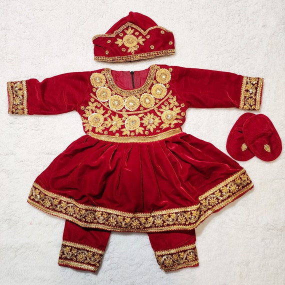 Rice feeding Ceremony - An Indian infant dressed in red dress for her  Annaprashan ceremony also called as Mukhe Bhaat Stock Photo - Alamy