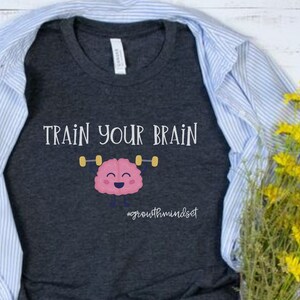 Train your brain shirt, Growth Mindset, The Power of Yet, süßes Lehrer Shirt, Brain Shirt, Inspirational Tee, Lehrer Geschenk