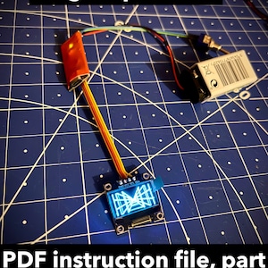 Peut inclure: Un écran numérique bleu avec un motif de grille blanche sur un tapis de coupe bleu. L'écran est connecté à un fil rouge, jaune et bleu. L'image comprend le texte "! Produit numérique !" et "Fichier d'instructions PDF, liste des pièces et code".