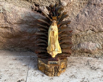 Image vintage de la Vierge de Fatima sur un décor d’autel religieux Pinecone