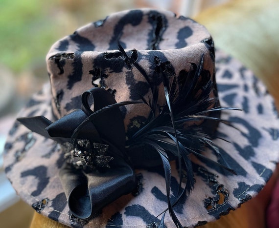 Wide Brim Felt Cheetah Print Classy Sophisticated Modern  display picture 1